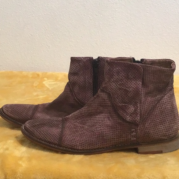 π FREE PEOPLE Pin Dot Distressed Leather Ankle Boots 5β Shaft Height Low Heel - Picture 5 of 11